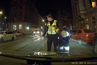 Kamera v policejním voze zachytila mladíka, jak sprejuje v centru Prahy. Pokus o útěk byl marný - Novinky